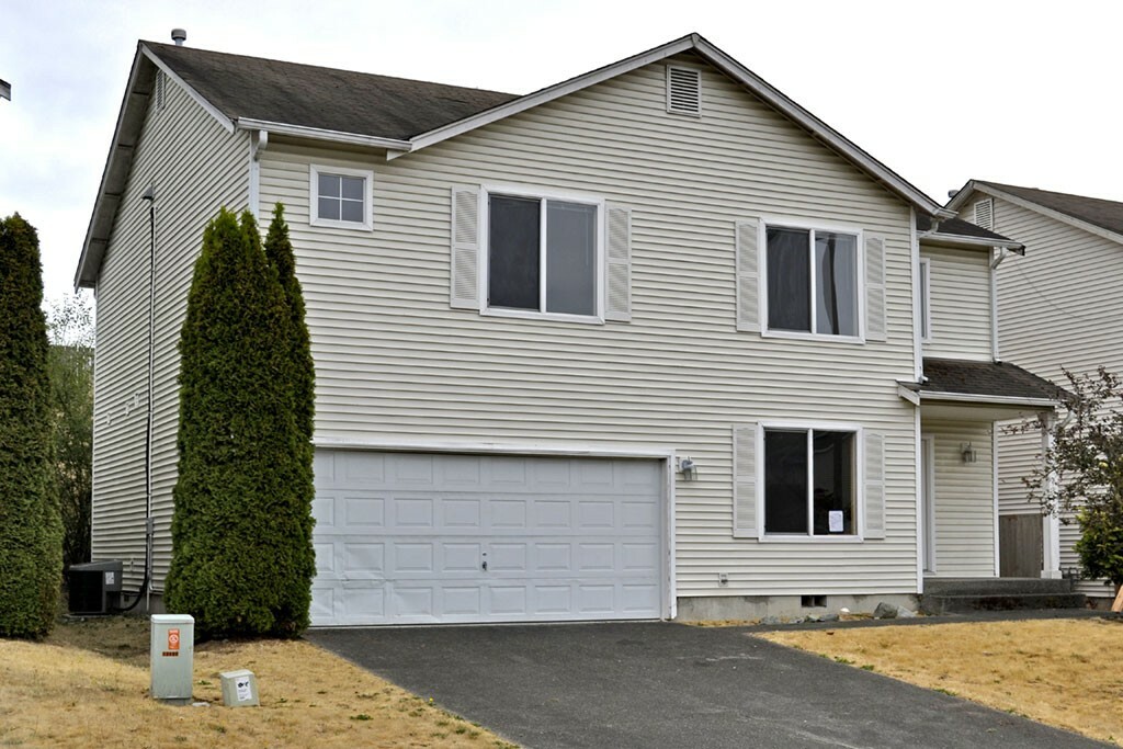 Property Photo:  13408 120th Ave E  WA 98374 