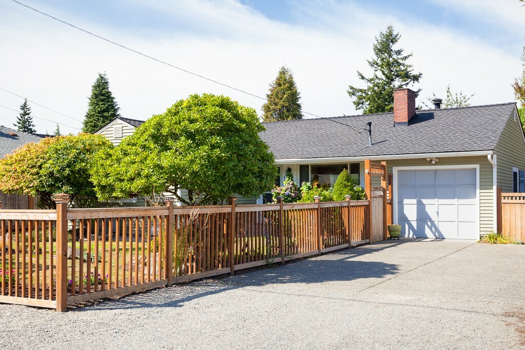 Property Photo:  15621 18 Ave SW  WA 98166 