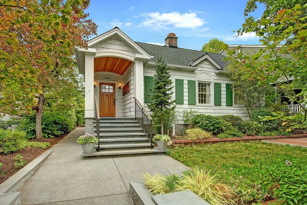 Property Photo:  1836 E Hamlin St  WA 98112 