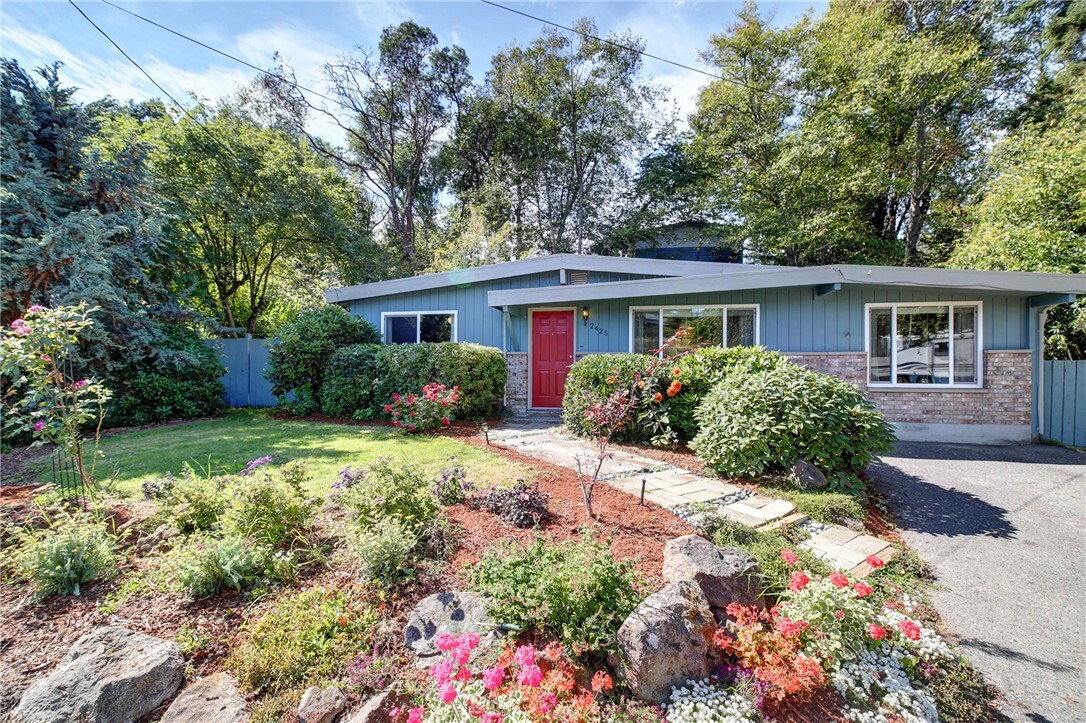 Property Photo:  2425 SW 103rd St  WA 98146 