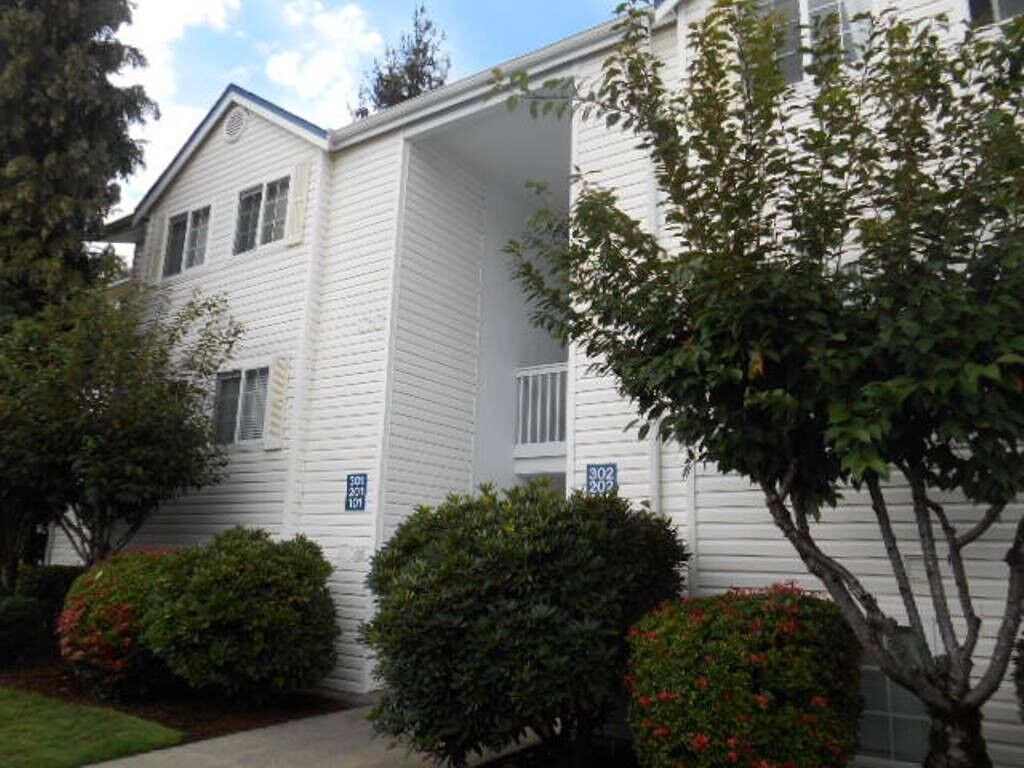 Property Photo:  11002 SE Petrovitsky Rd F101  WA 98055 