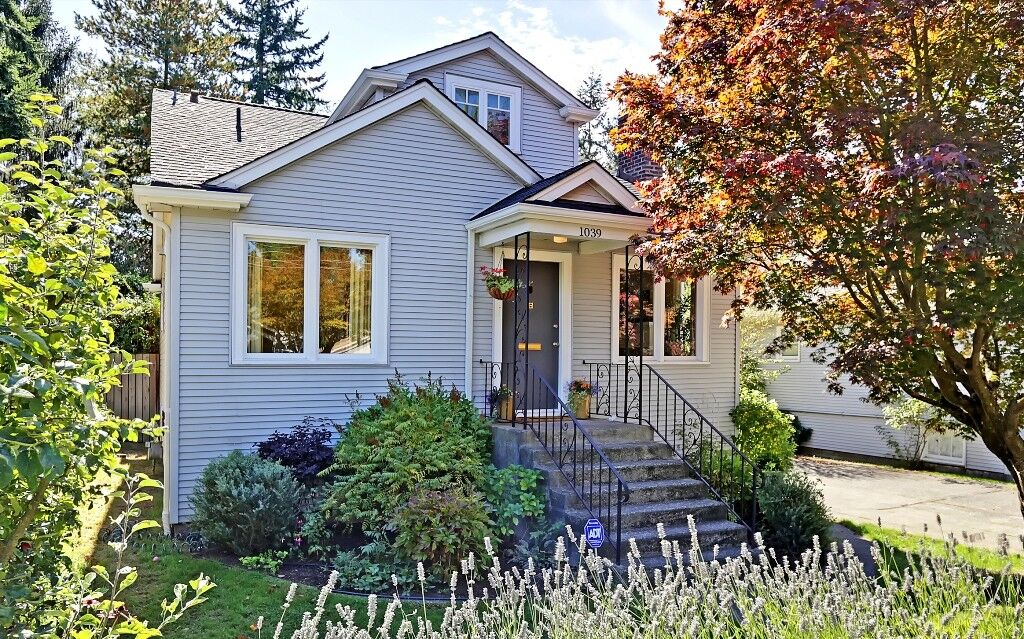 Property Photo: 1039 NE 91st St WA 98115