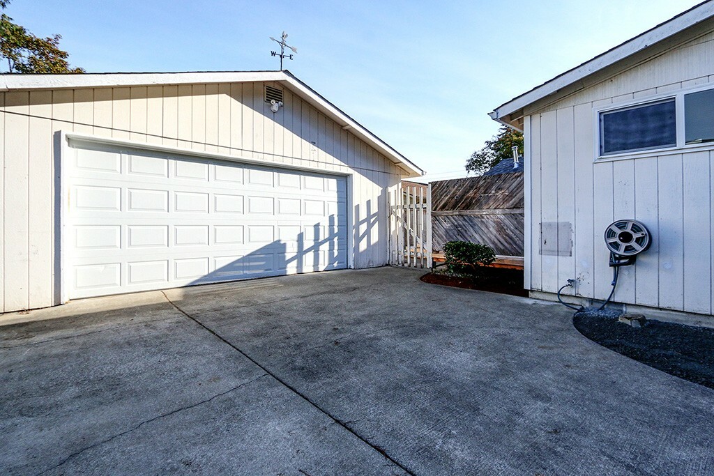 Property Photo:  524 NE 174th St  WA 98155 