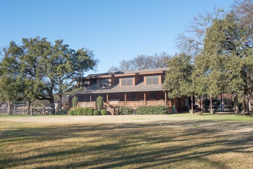 Property Photo: 2308 Lakewood Court TX 76049