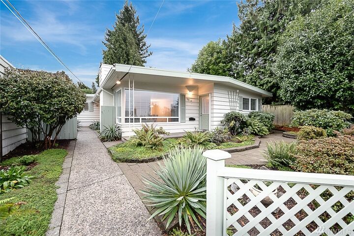 Property Photo: 1516 1st St WA 98033