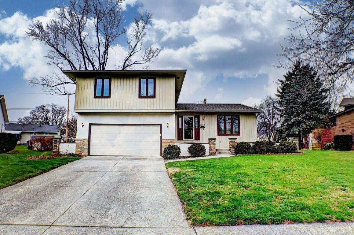 Property Photo: 5289 Butternut E Court OH 43229