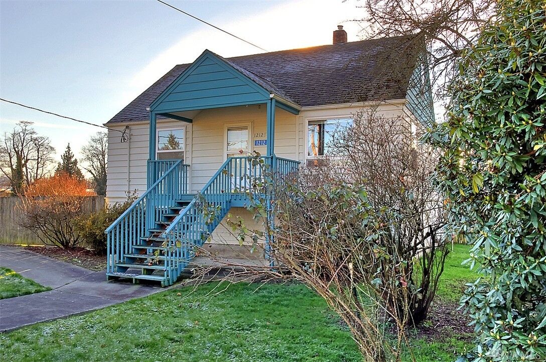 Property Photo:  1212 E Rio Vista Ave  WA 98233 