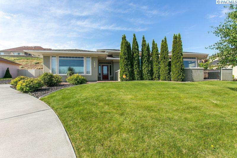 Property Photo:  1677 Meadow Hills Drive  WA 99352 