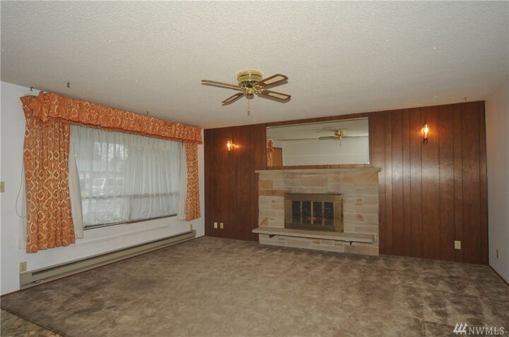 Property Photo:  1605 1st St SE  WA 98002 