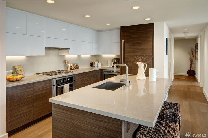 Property Photo: 588 Bell St 3806S WA 98121