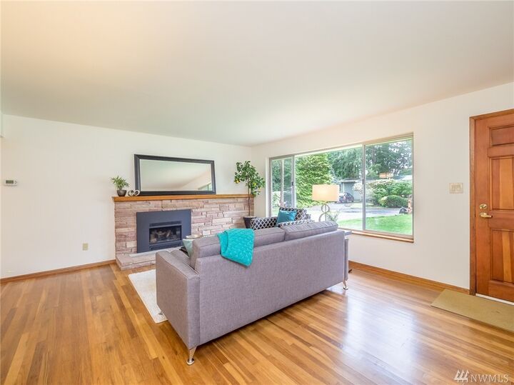 Property Photo:  615 N 180th St  WA 98133 