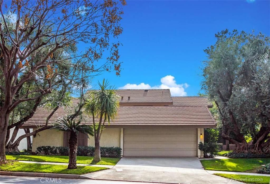 Property Photo: 842 Via Zapata CA 92507
