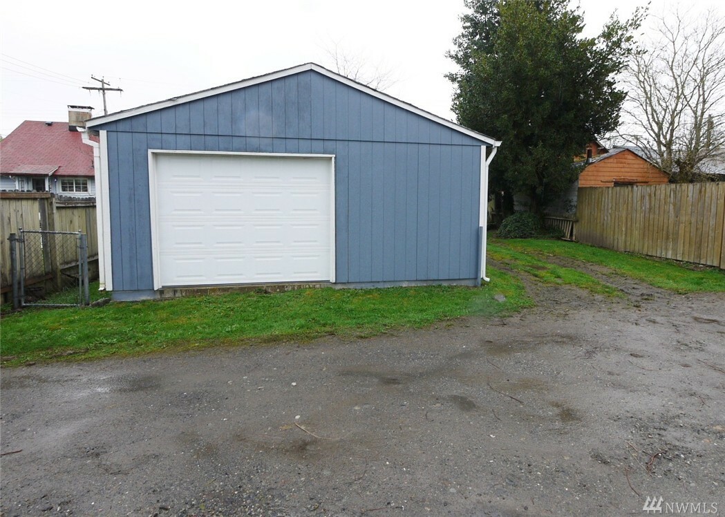 Property Photo:  721 McKenzie Ave  WA 98337 