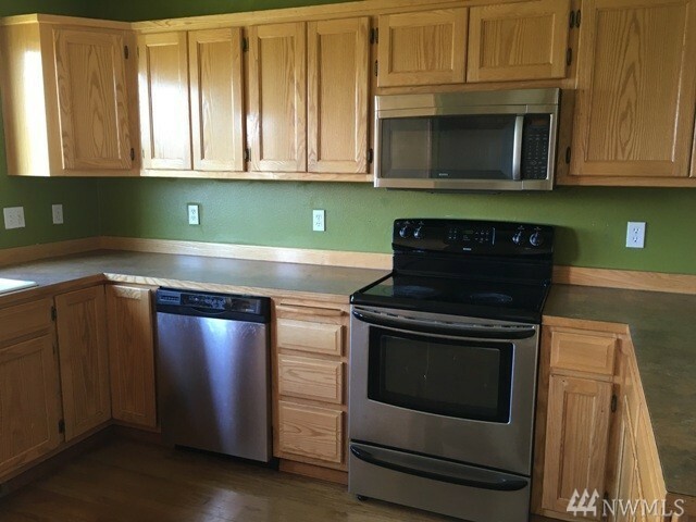 Property Photo:  810 Darwins Wy  WA 98252 