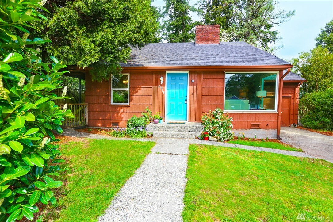 Property Photo:  2018 NE 120th St  WA 98125 