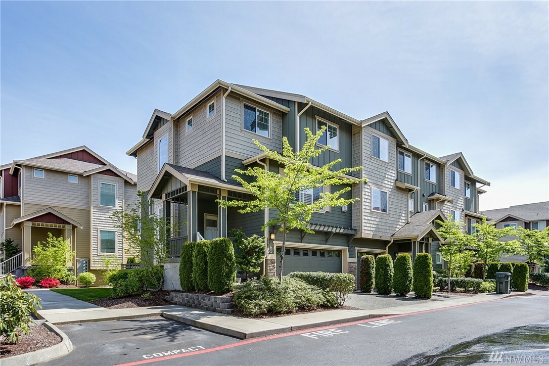 Property Photo:  320 Chelan Place NE H1  WA 98059 