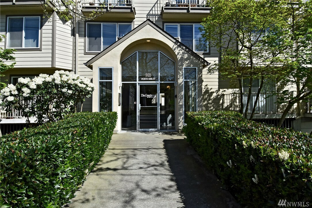 Property Photo: 903 N 130th St 307 WA 98133