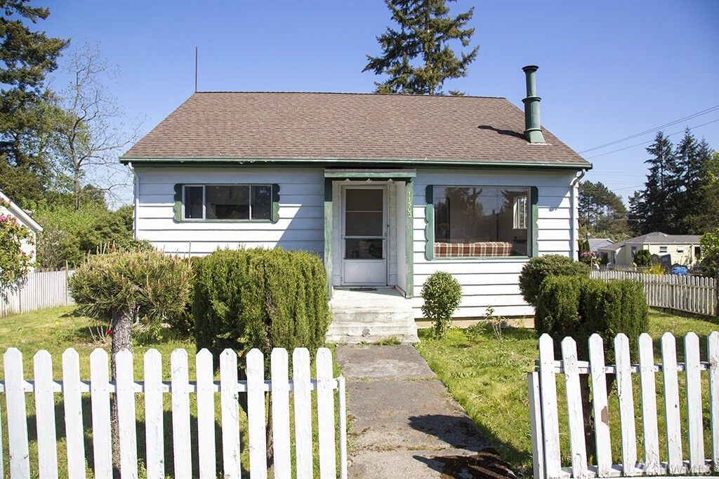 Property Photo:  11502 Fremont Avenue N  WA 98133