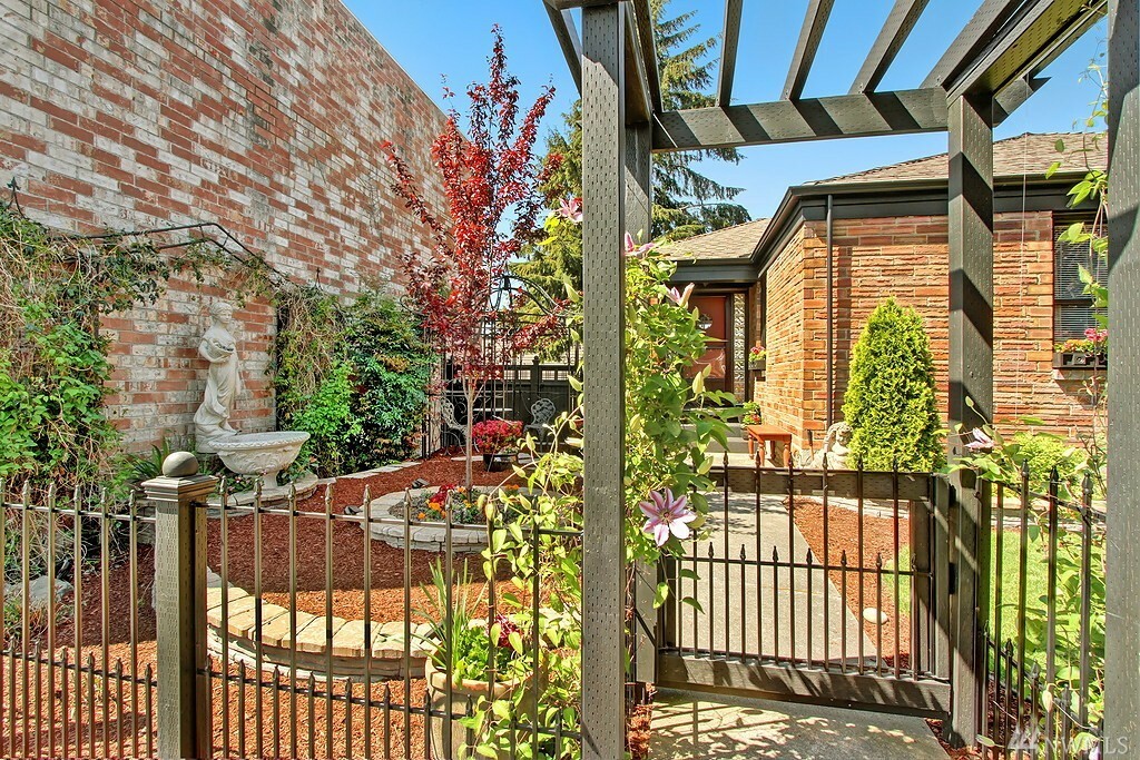 Property Photo: 207 5th Ave N WA 98020