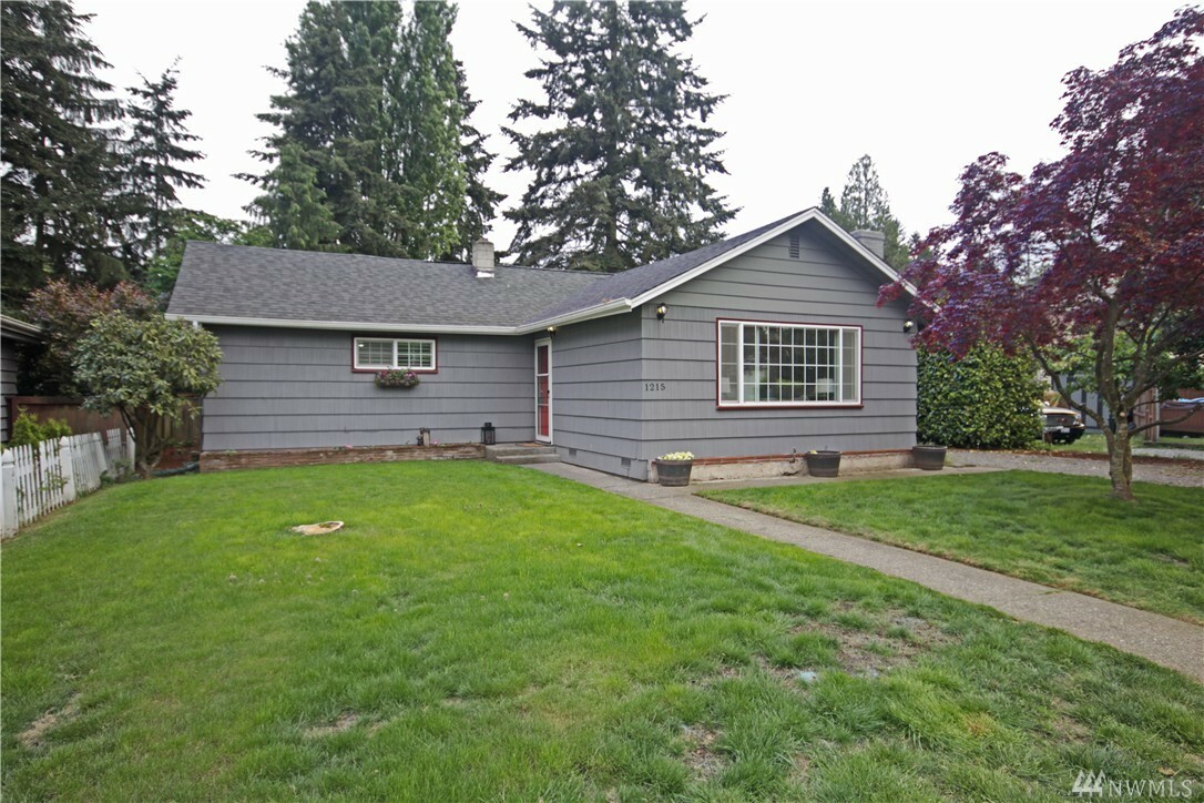 Property Photo:  1215 S 130th Place  WA 98168 