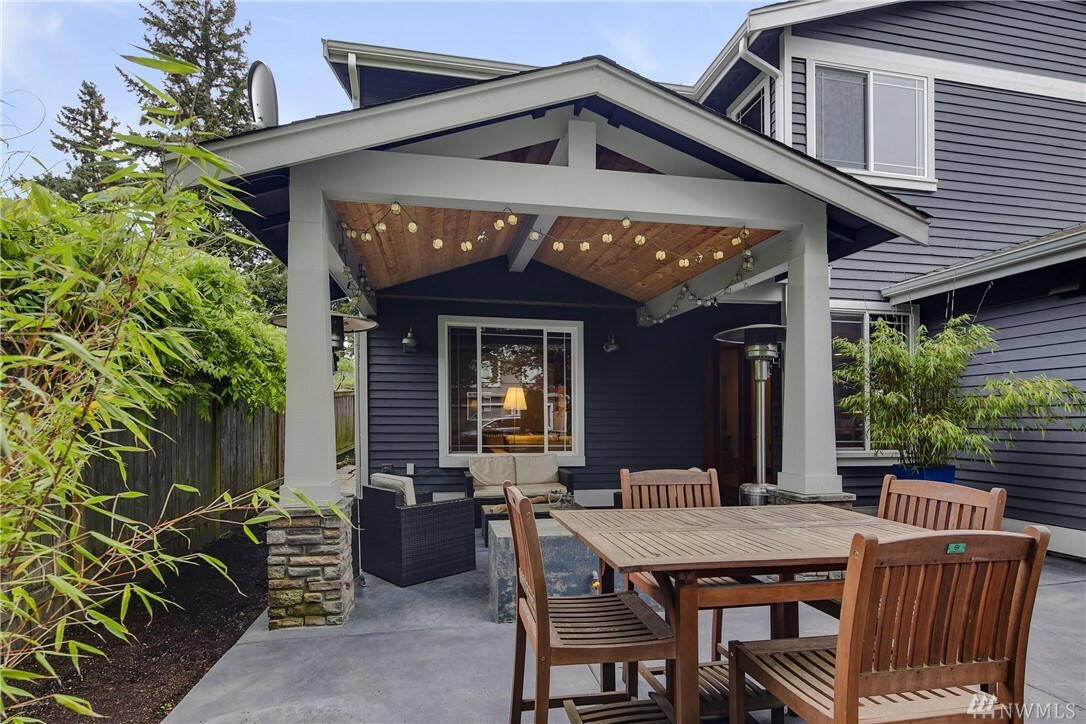 Property Photo:  1343 3rd St  WA 98033 