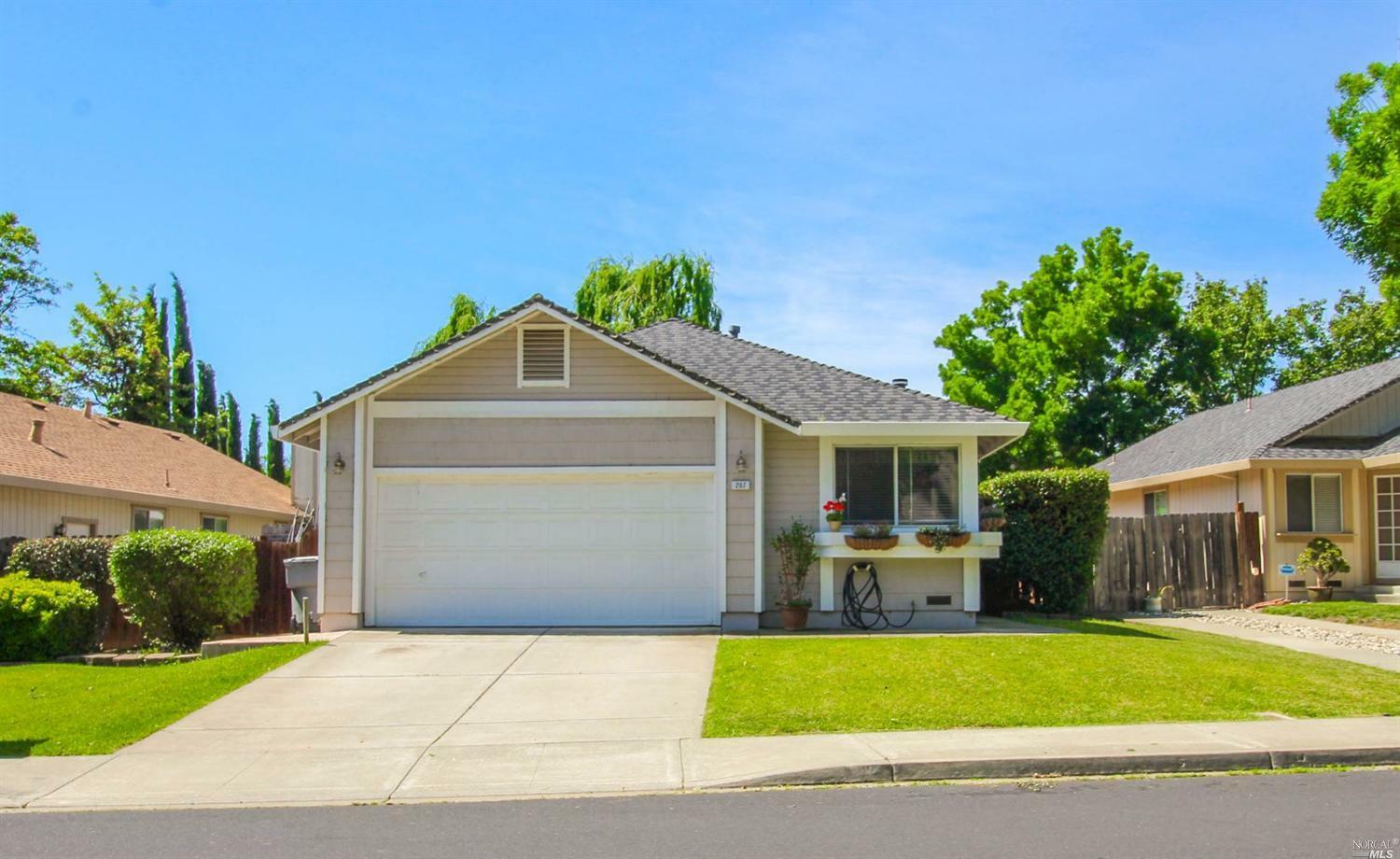 Property Photo: 207 Aaron Court CA 95687