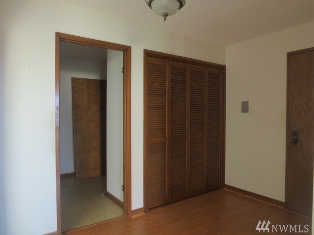 Property Photo: 1071 4th Ave S 204 WA 98020