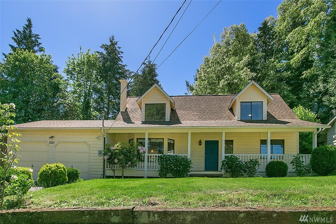 Property Photo:  2525 NE 95th St  WA 98115 