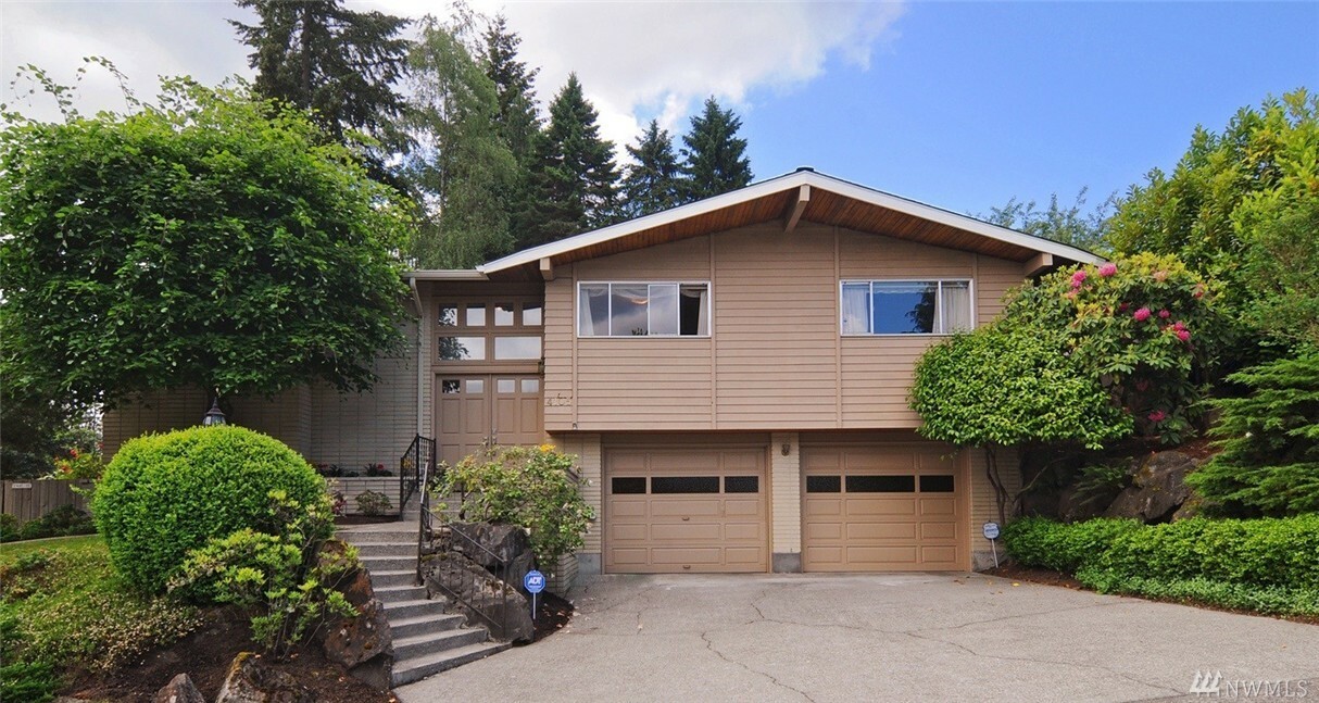 Property Photo:  4105 NE 98th St  WA 98115 