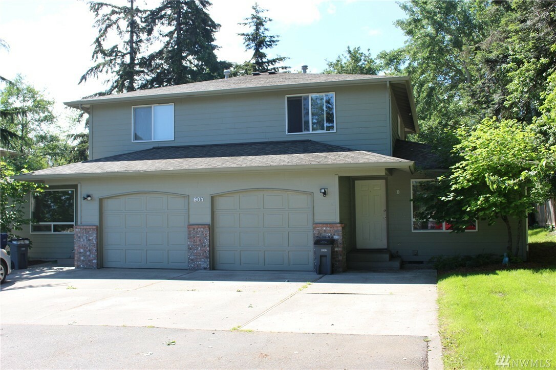 Property Photo:  903 36th St  WA 98221 