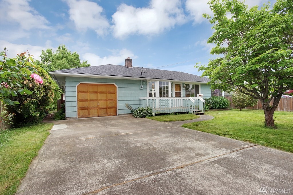 Property Photo: 1008 5th Ave SW WA 98371