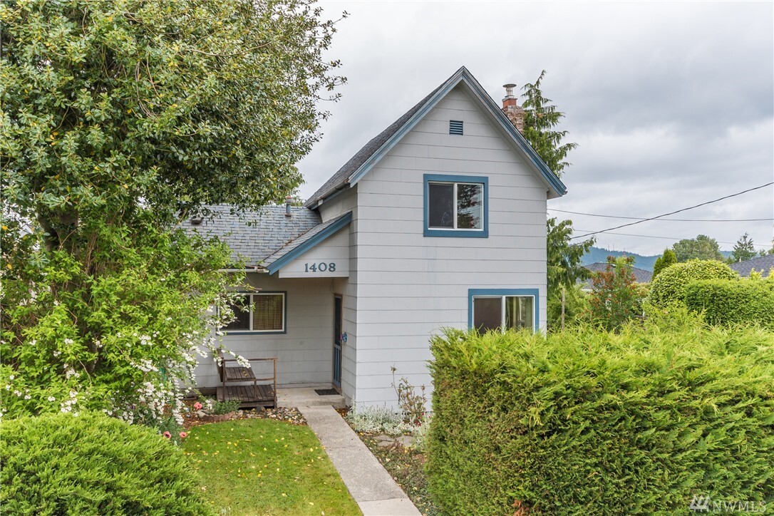 Property Photo:  1408 9th St  WA 98221 