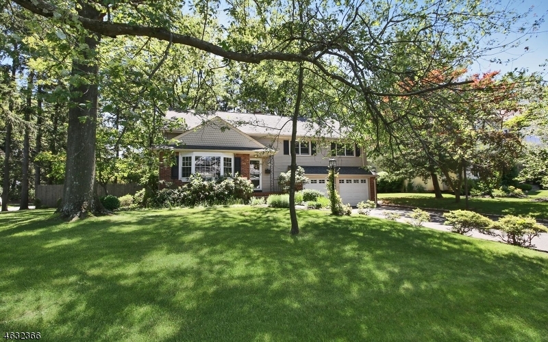 Property Photo:  1 Wychview Dr  NJ 07090 