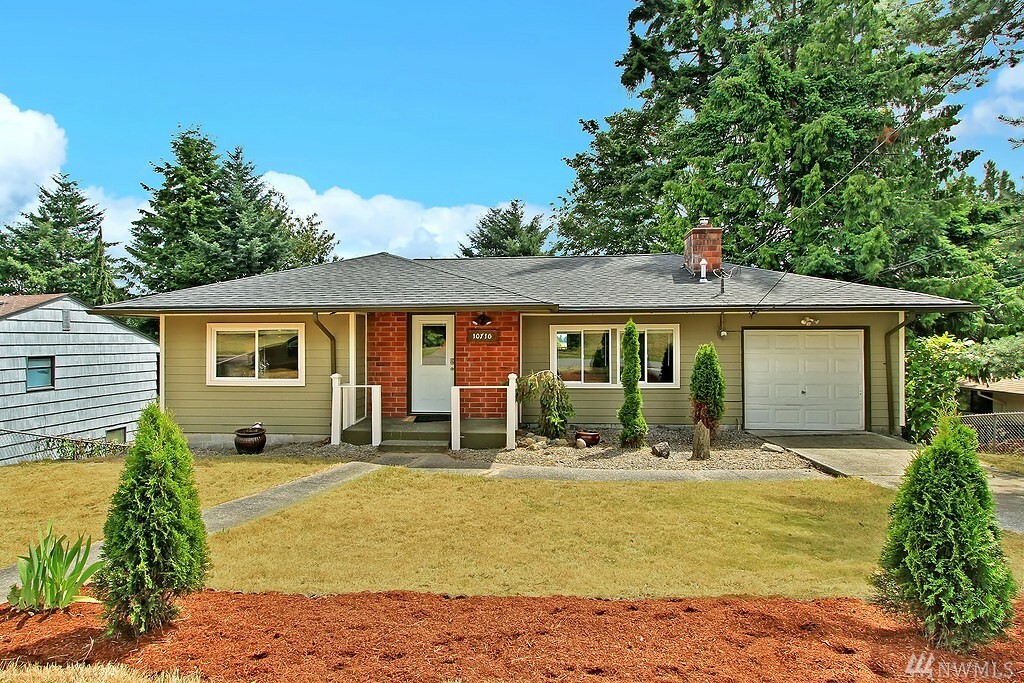 Property Photo:  10710 Densmore Ave N  WA 98133 