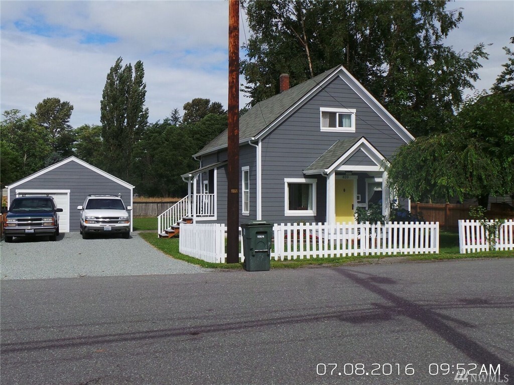 Property Photo: 820 Borseth St WA 98284