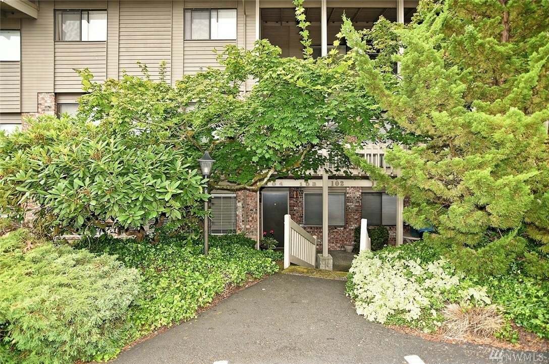 Property Photo:  4050 W Lake Sammamish Pkwy 104  WA 98052 