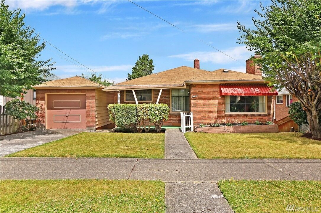 Property Photo:  5240 S Mayflower St  WA 98118 