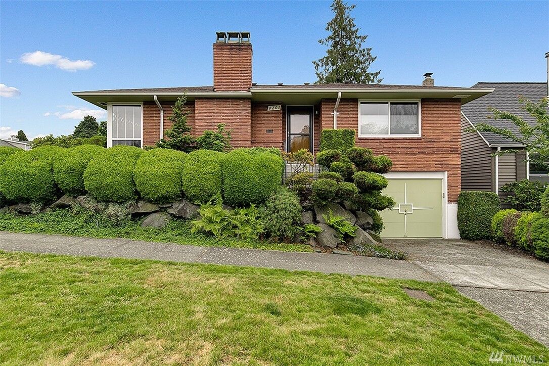 Property Photo:  4201 W Bertona St  WA 98199 