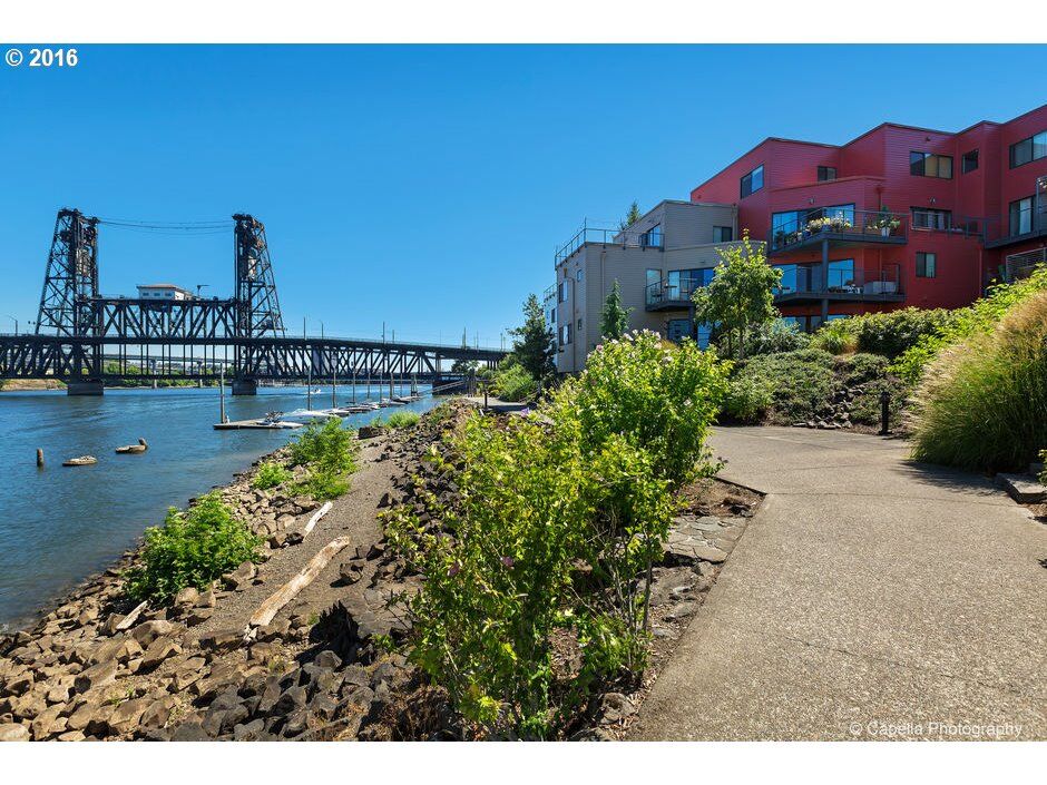 Property Photo:  720 NW Naito Pkwy D-2  OR 97209 