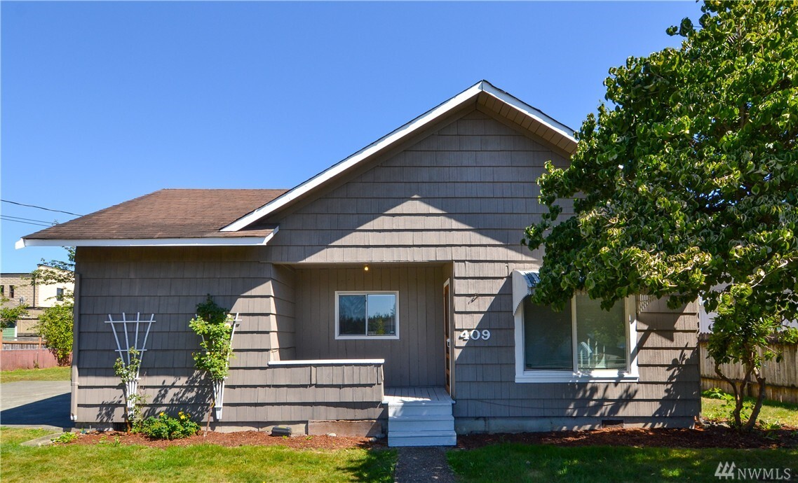 Property Photo: 409 S Cascade Ave WA 98252