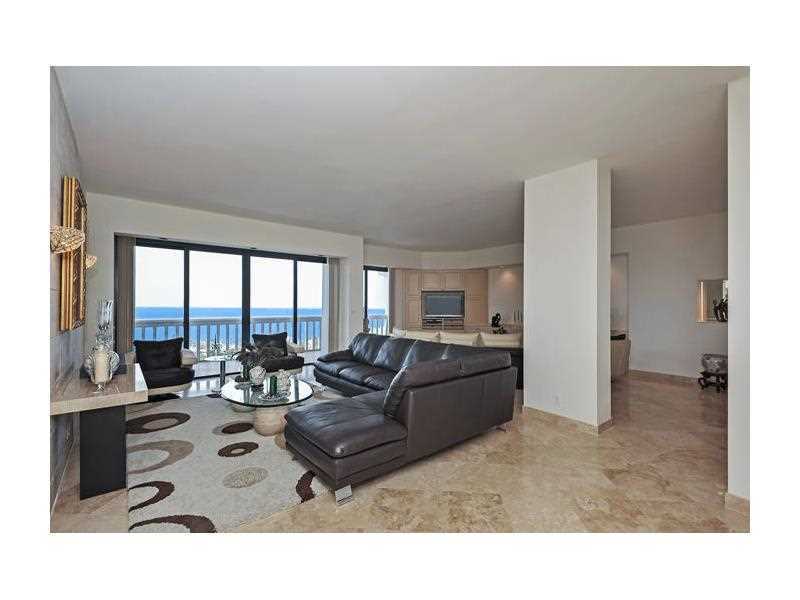 Property Photo: 20281 E Country Club Dr Ph4-6 FL 33180