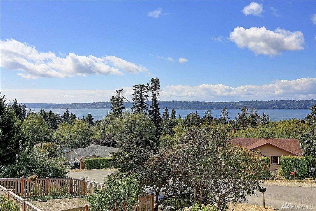 Property Photo: 1061 Pinehurst Ct WA 98282