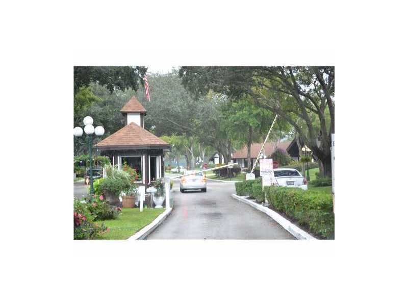 Property Photo: 3680 Inverrary Dr 3B FL 33319