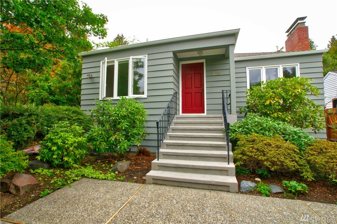 Property Photo:  4230 NE 113th St  WA 98125 