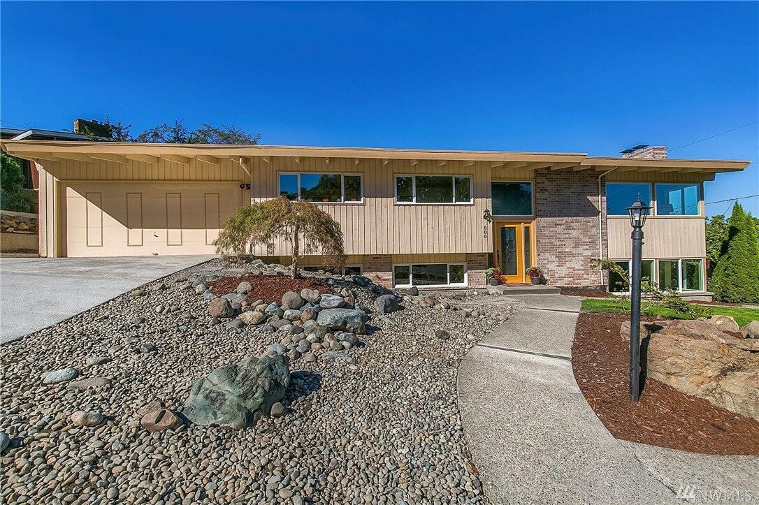 Property Photo:  500 NW 4th Place  WA 98057 