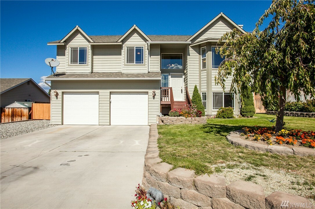 Property Photo: 1825 Bluegrass Ave WA 98802