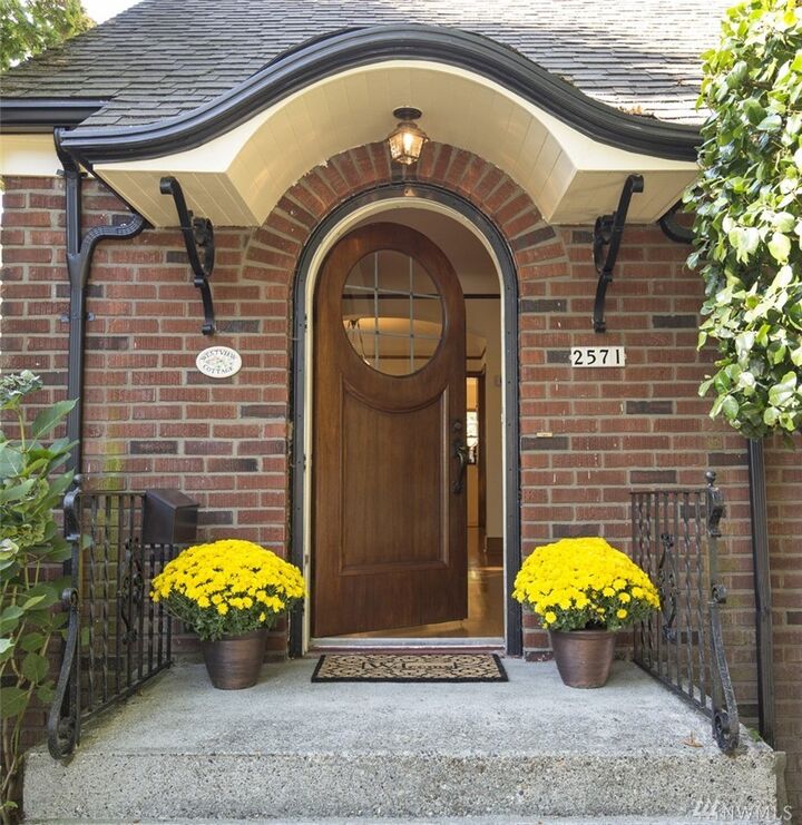 2571 10th Ave W  Seattle WA 98119 photo