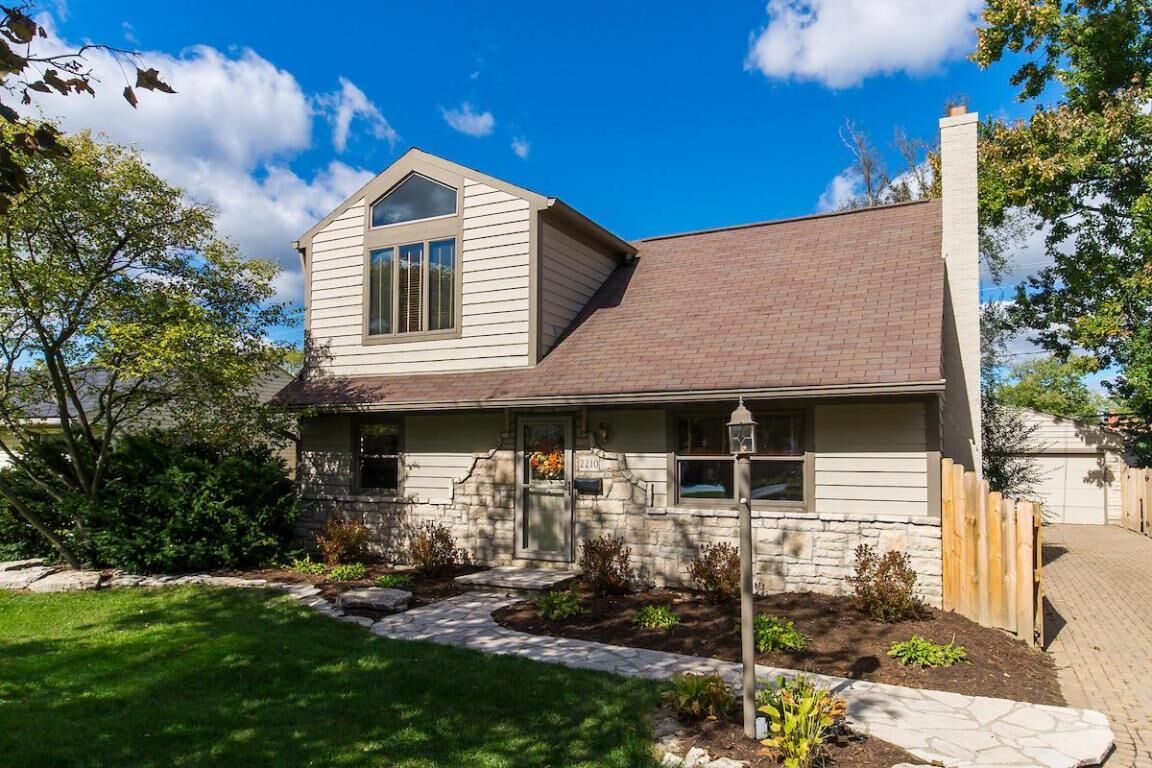 Property Photo: 2210 Edgevale Road OH 43221