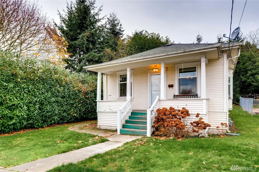 Property Photo:  1321 24th Ave S  WA 98144 