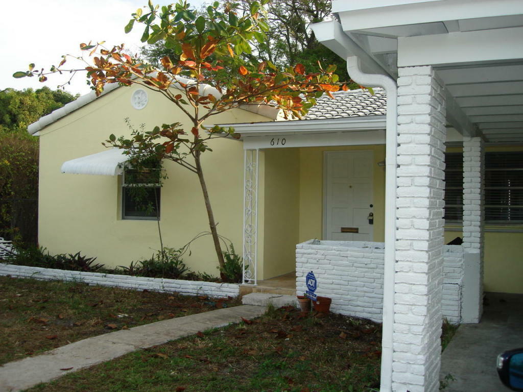 Property Photo:  610 NE 26th Street  FL 33305 